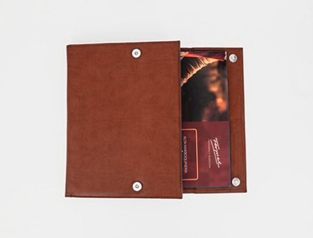 CARPETA PORTADOCUMENTOS Q-CONNECT ARTESANIA PIEL SINTETICA DOBLE CIERRE IMAN COLOR CUERO 260X235X35 MM