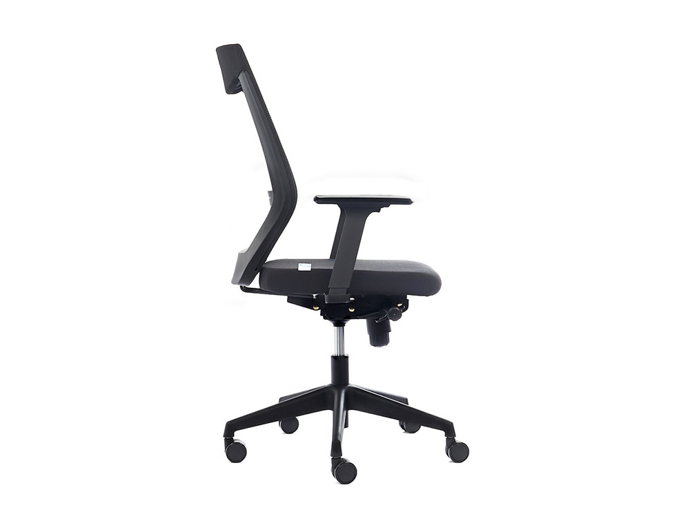 SILLA ROCADA DE OFICINA CON BRAZOS REGULABLES RESPALDO EN MALLA Y ASIENTO EN TELA IGNIFUGA CON APOYO LUMBAR
